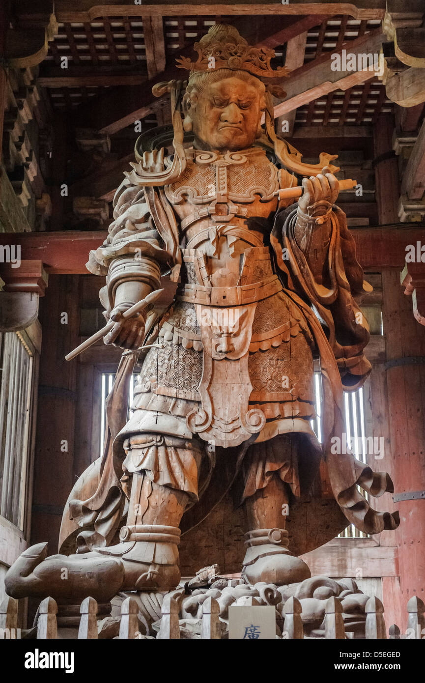 Statua di legno all'interno di Tempio di Todai-ji, Kyoto, Giappone, Asia Foto Stock