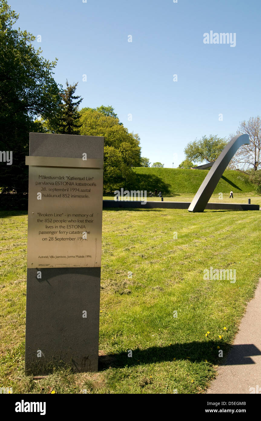 Il monumento 'Broken Line' dell'affondamento di un traghetto passeggeri nel Mar Baltico tra Helsinki e Tallinn nel 1994. Foto Stock