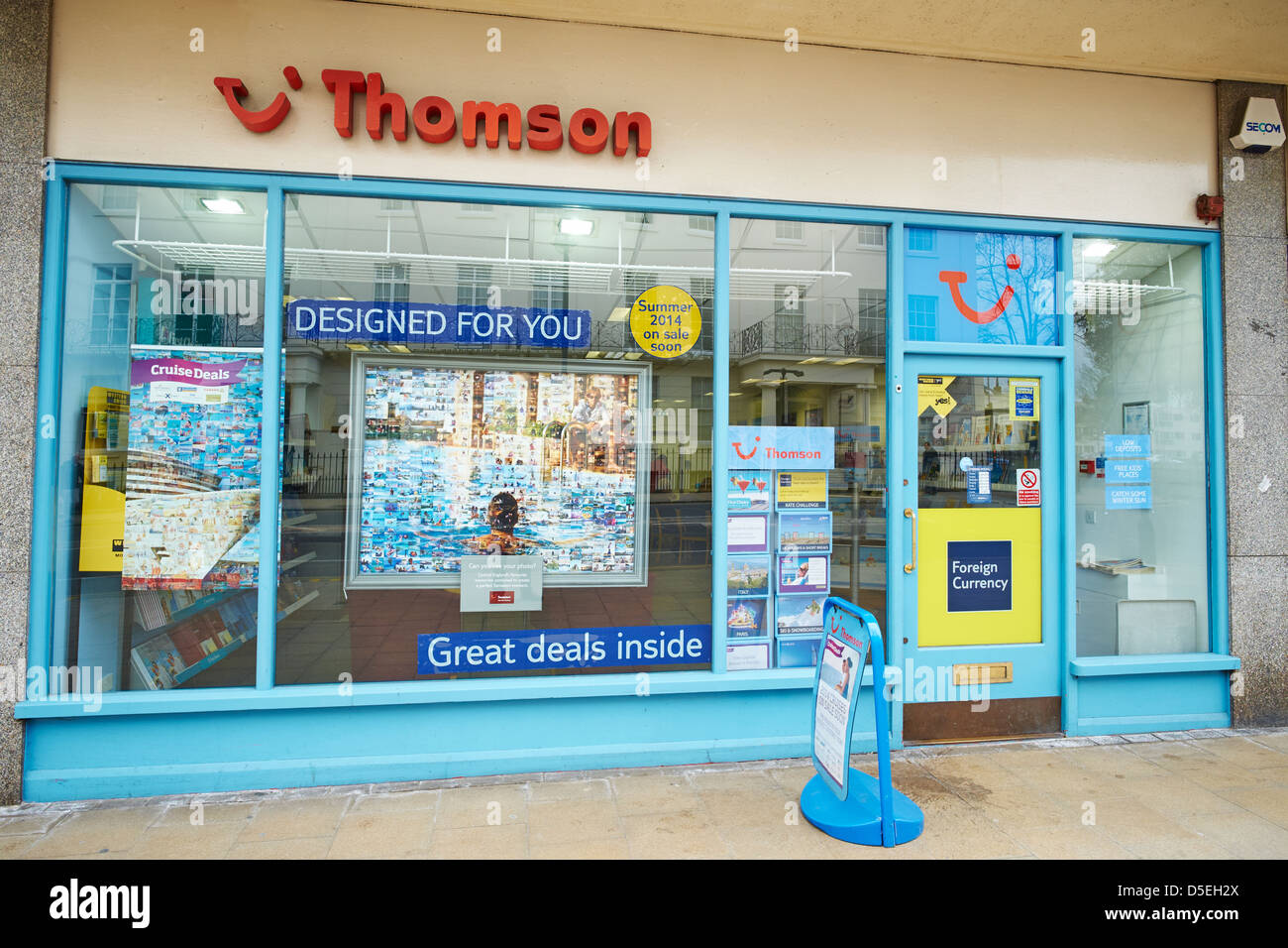 La facciata della agenzia di viaggi Thomson Shop la parata Leamington Spa Warwickshire, Regno Unito Foto Stock