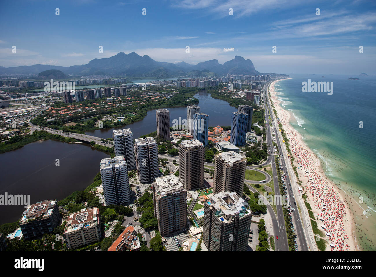 Barra da Tijuca borough a Rio de Janeiro in Brasile. Città americanizzate di stile di vita. Luxury Condominiums con infrastrutture per il tempo libero Foto Stock