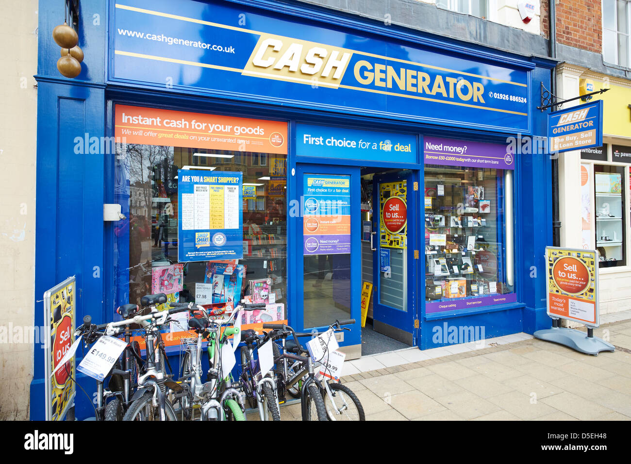 Facciata del generatore in contanti un giorno moderno pawnbroker la parata Leamington Spa Warwickshire, Regno Unito Foto Stock