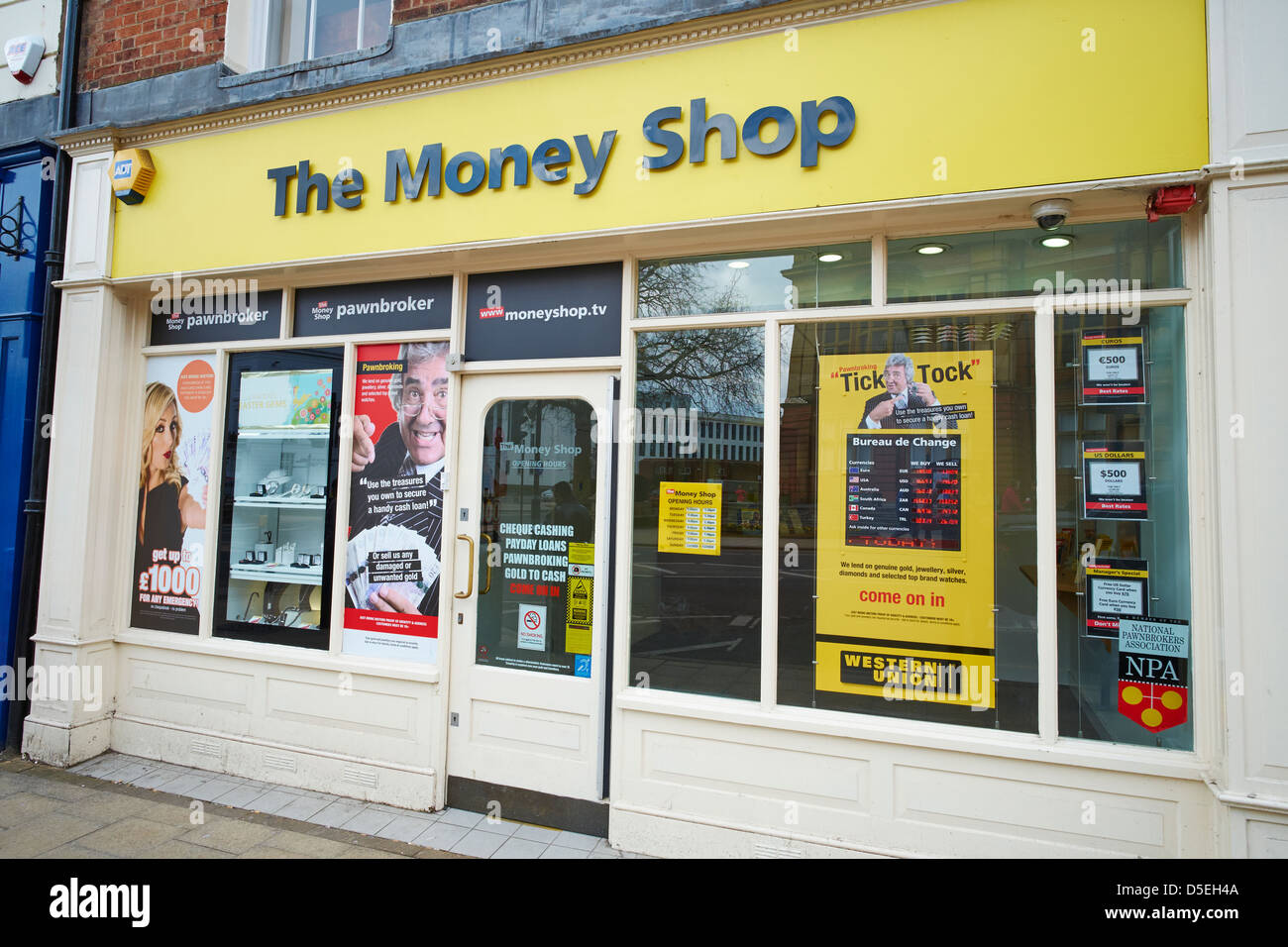 Facciata del negozio di denaro un giorno moderno pawnbroker la parata Leamington Spa Warwickshire, Regno Unito Foto Stock