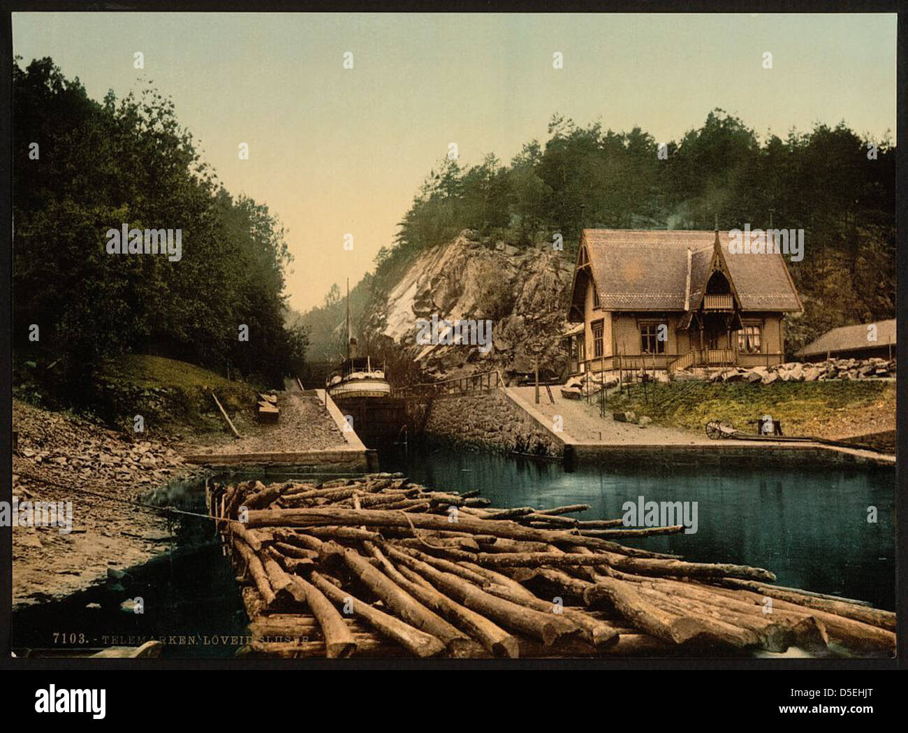 Loveid Lock di Telemark, Norvegia, era una sede chiave nell'industria del legno, dove i tronchi venivano trasportati attraverso serrature ai mercati a valle. I corsi d'acqua della regione, come lo Skotfoss, erano parte integrante del disboscamento e del commercio. L'immagine cattura il processo storico di disboscamento e trasporto via acqua in Norvegia. Foto Stock
