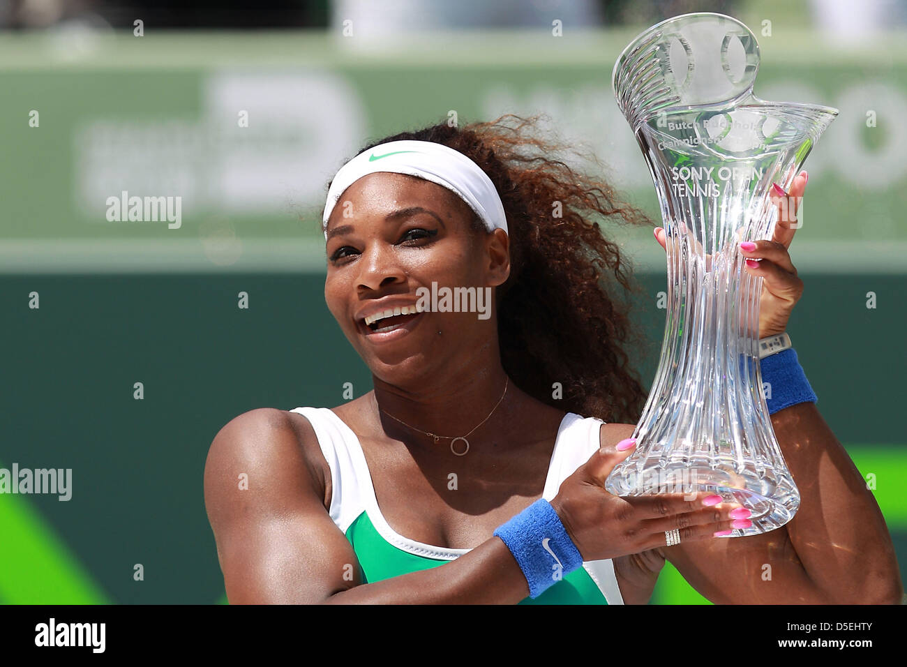 Marzo 30, 2013 - Key Biscayne, Florida, Stati Uniti - Serena Williams (USA) pone con il suo trofeo dopo aver battuto Maria Sharapova della Russia nella finale delle donne corrisponde al Sony Open a Crandon Park Tennis Center. (Immagine di credito: credito: Joe Scarnici/ZUMAPRESS.com/Alamy Live News) Foto Stock