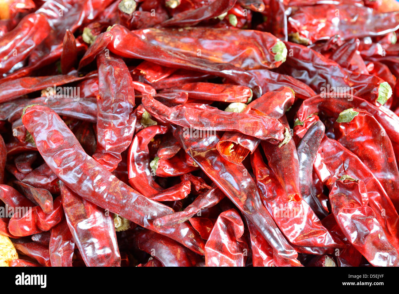 Pila di peperoni piccanti a un mercato Foto Stock