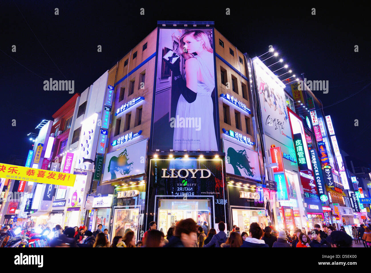 Il quartiere dello shopping di Myung-dong di Seoul, Corea del Sud. Foto Stock