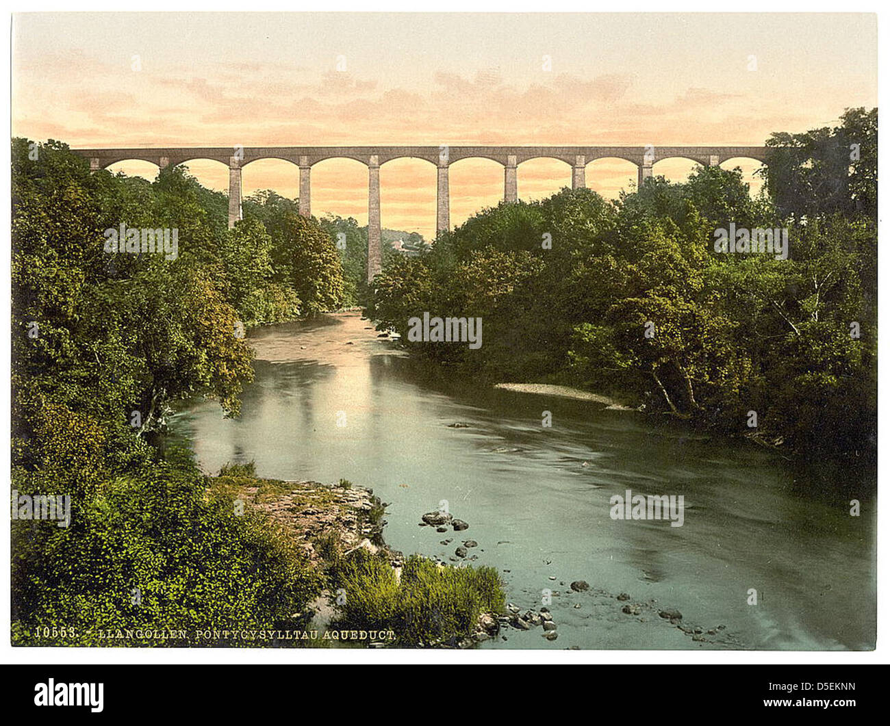 L'acquedotto di Pontycysylltau, situato a Llangollen, Galles, è catturato in questa fotografia storica. Progettato da Thomas Telford e William Jessop, l'acquedotto è un sito patrimonio dell'umanità dell'UNESCO e una meraviglia ingegneristica chiave dell'inizio del XIX secolo. Foto Stock