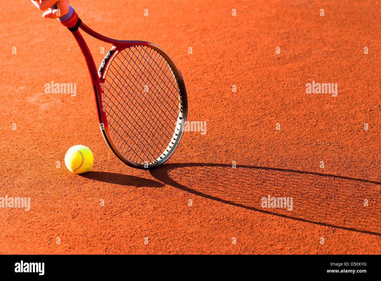 Giocare a tennis sul corso di argilla Foto Stock