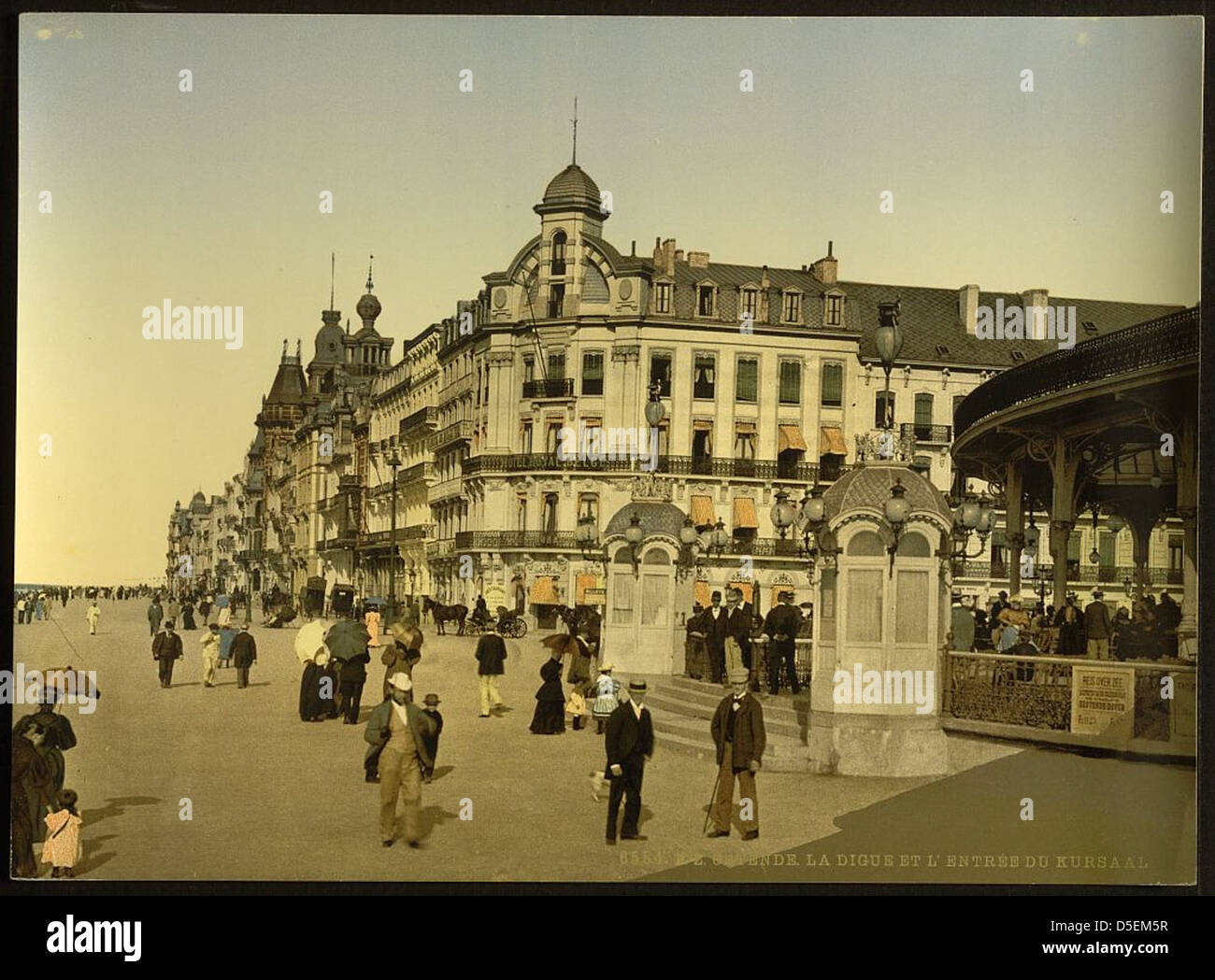 Una foto che mostra l'argine e l'ingresso al Kursaal di Ostenda, Belgio, catturando le caratteristiche architettoniche di questo edificio storico. Foto Stock