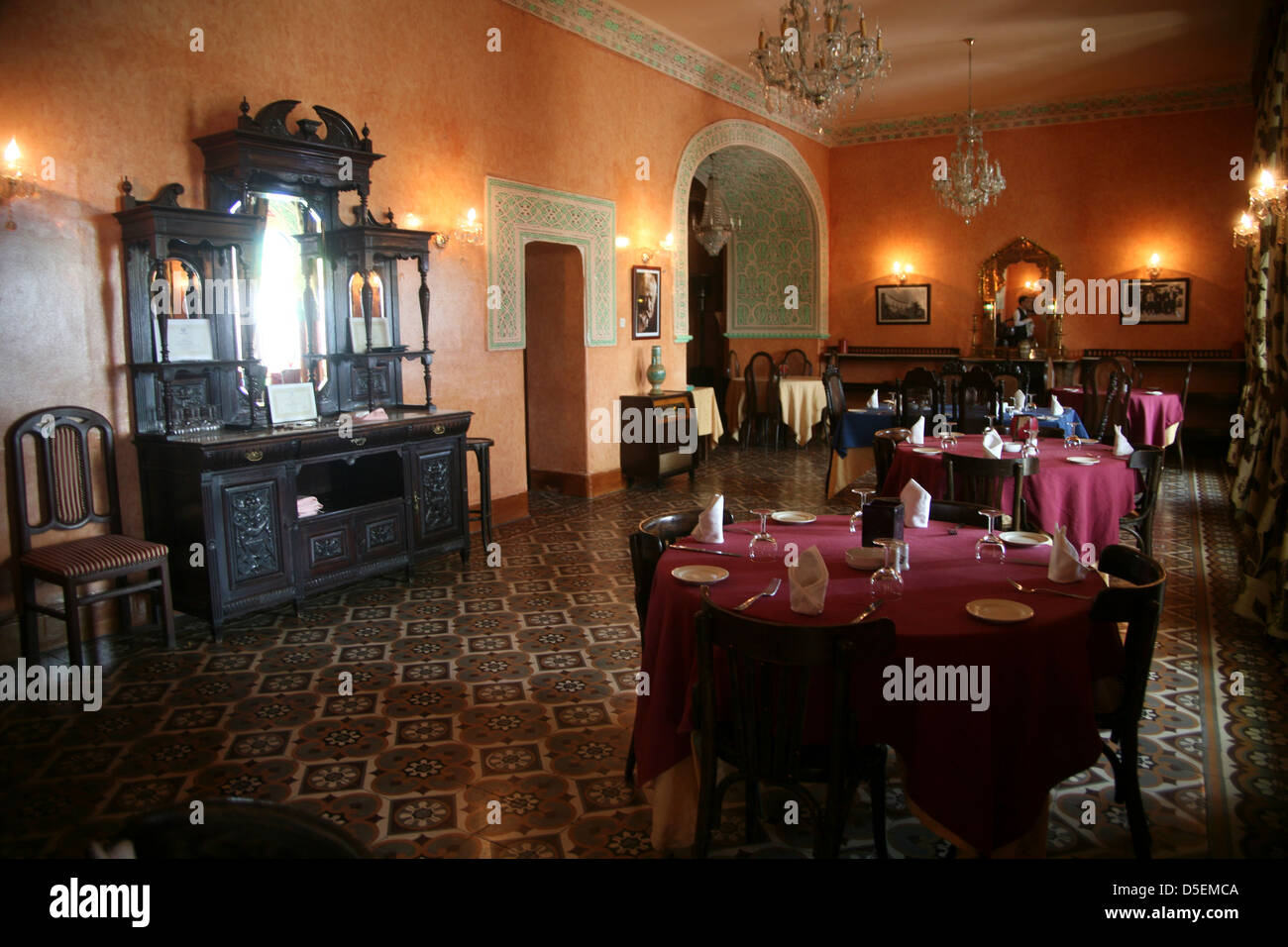 Sala da pranzo presso l'Hotel Continental a Tangeri Marocco. Costruito nel 1870. Foto Stock