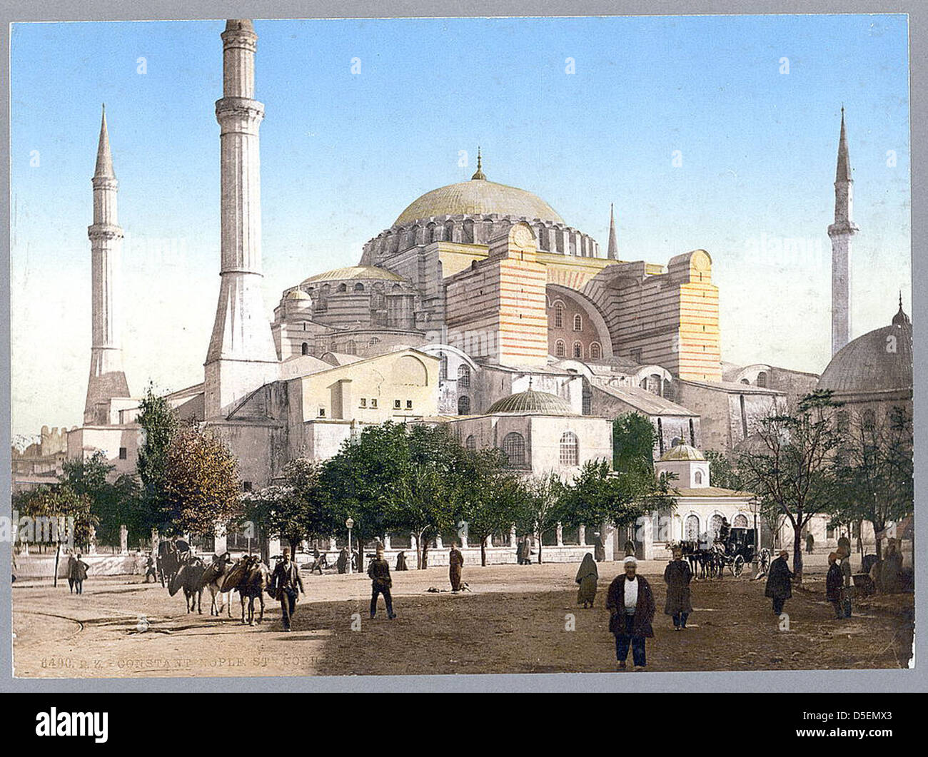Un'immagine della Moschea di Santa Sofia (Hagia Sophia) a Costantinopoli (Istanbul), Turchia, scattata tra il 1890 e il 1900. La moschea, originariamente una chiesa bizantina, presenta una grande cupola, minareti ed elementi architettonici caratteristici del design ottomano. Foto Stock