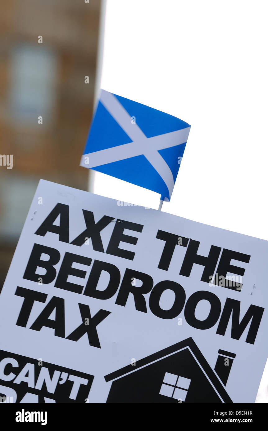 Glasgow, Scotland, Regno Unito. Il 30 marzo, 2013. Marcia di protesta a Glasgow. La gente arriva nella loro migliaia di persone per protestare contro i governi proposte fiscali camera da letto. Credito: Carr Douglas/Alamy Live News Foto Stock
