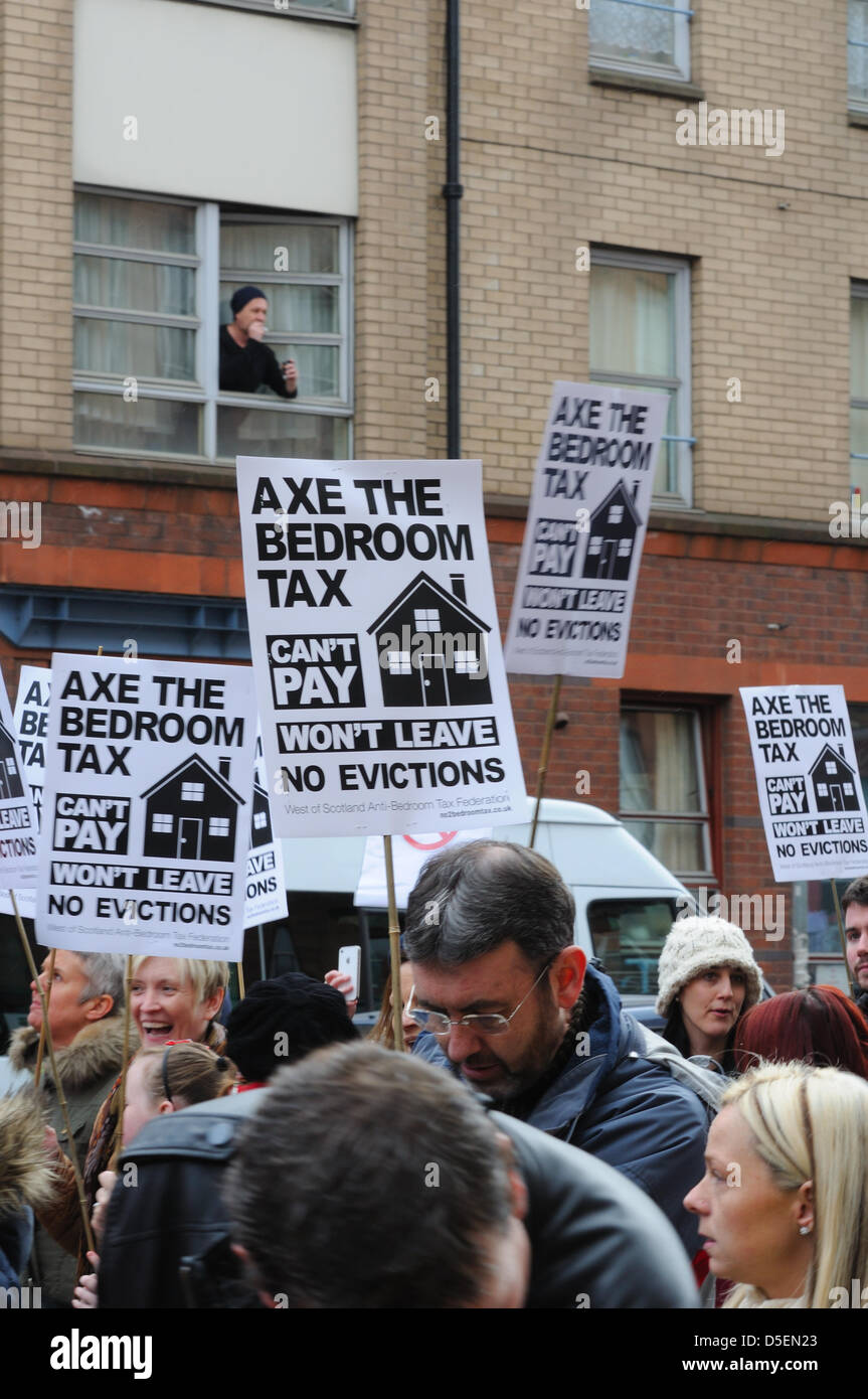 Glasgow, Scotland, Regno Unito. Il 30 marzo, 2013. Marcia di protesta a Glasgow. La gente arriva nella loro migliaia di persone per protestare contro i governi proposte fiscali camera da letto. Credito: Carr Douglas/Alamy Live News Foto Stock