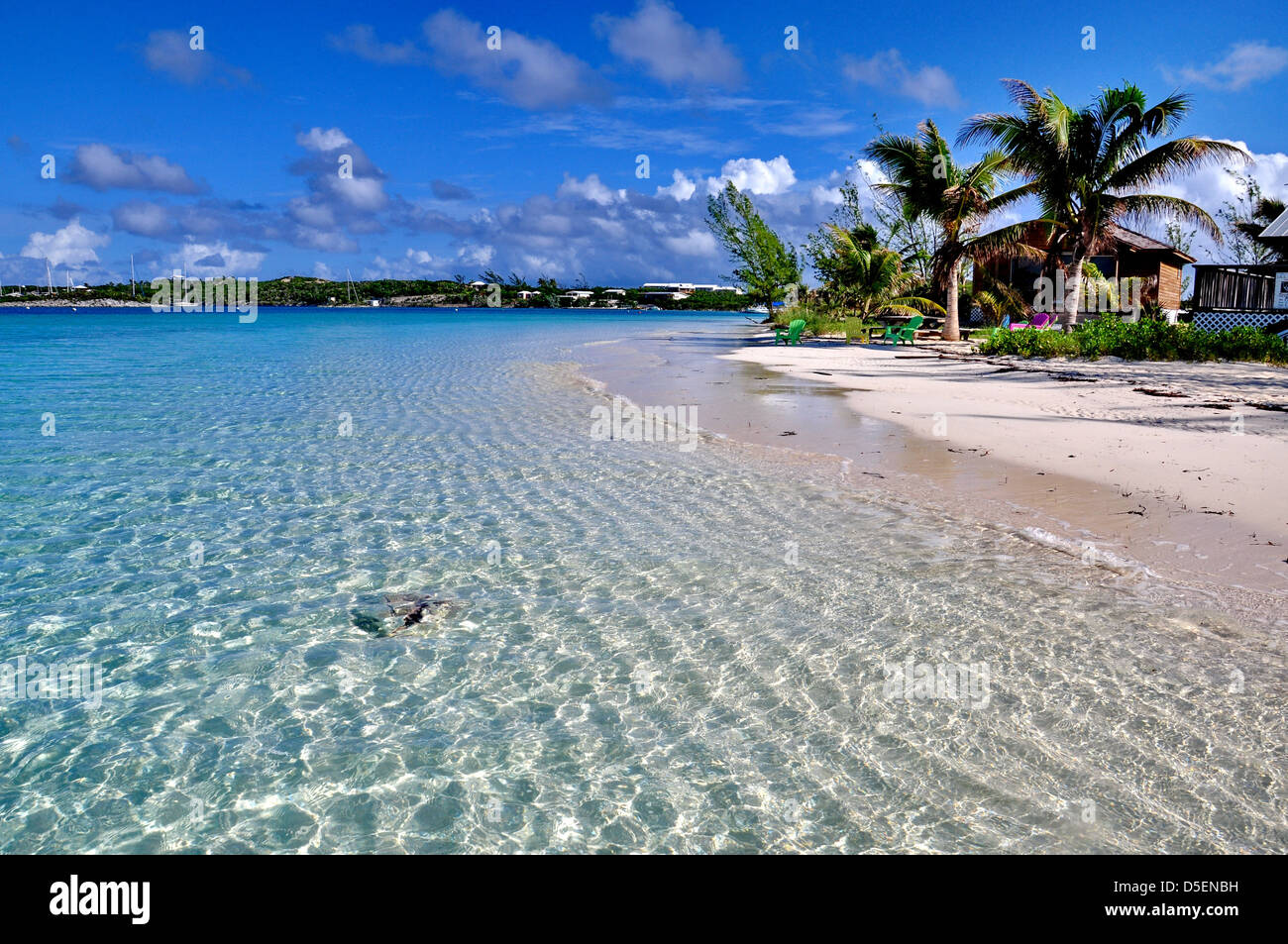 Caraibi, Bahamas, spiaggia, sky, tropicale tropici, spiagge, bianco, sabbia, oceano mare, surf, nuvole, nuvoloso, paradiso,turchese Foto Stock