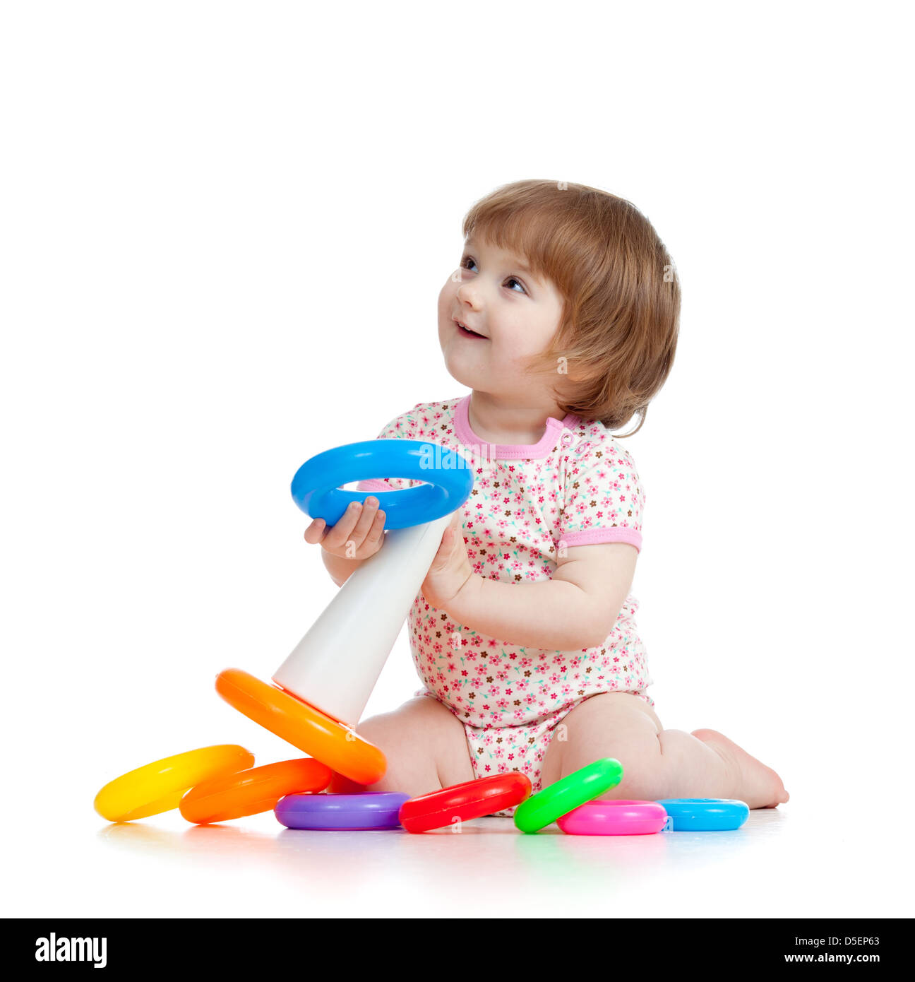 Abbastanza piccolo bambino o ragazzo a giocare con i colori del giocattolo Foto Stock