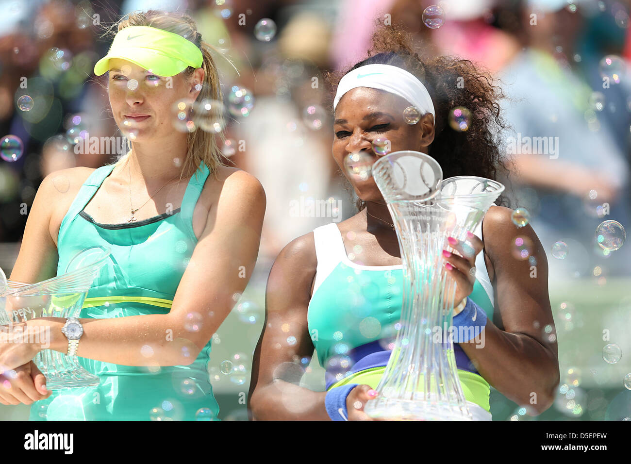 Miami, FL - Maria Sharapova della Russia e Serena Williams con trofei durante il giorno 13 il campionato delle donne di confronto il Sony Open 2013. Credito: Mauricio Piaz/Alamy Live News Foto Stock
