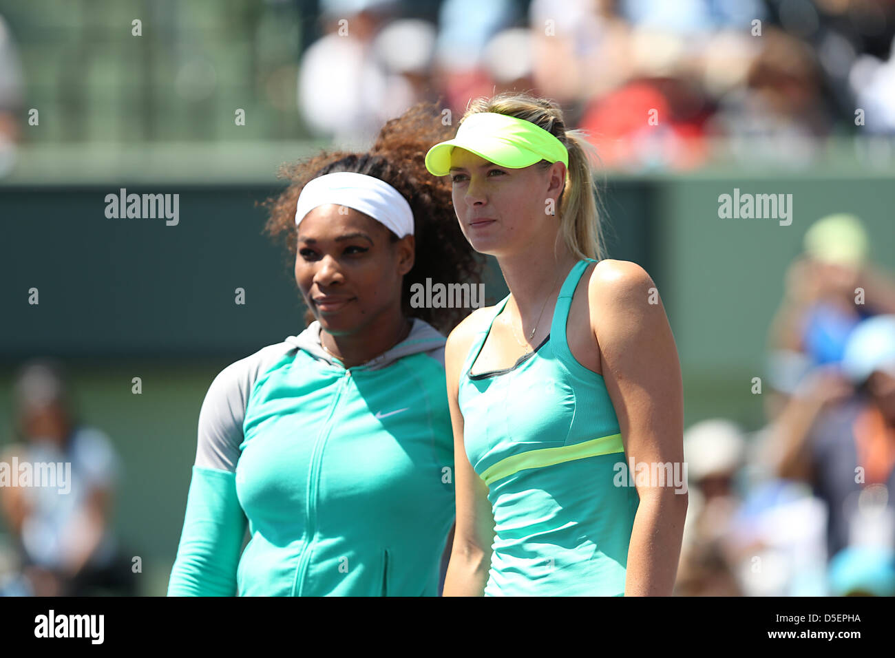 Miami, Florida, Stati Uniti d'America. Il 30 marzo, 2013. Serena Williams di USA e Maria Sharapova ottenere pronto per la gara di campionato in Key Biscayne durante il giorno 13 il campionato delle donne di giorno il Sony Open 2013. Credito: Mauricio Piaz/Alamy Live News Foto Stock