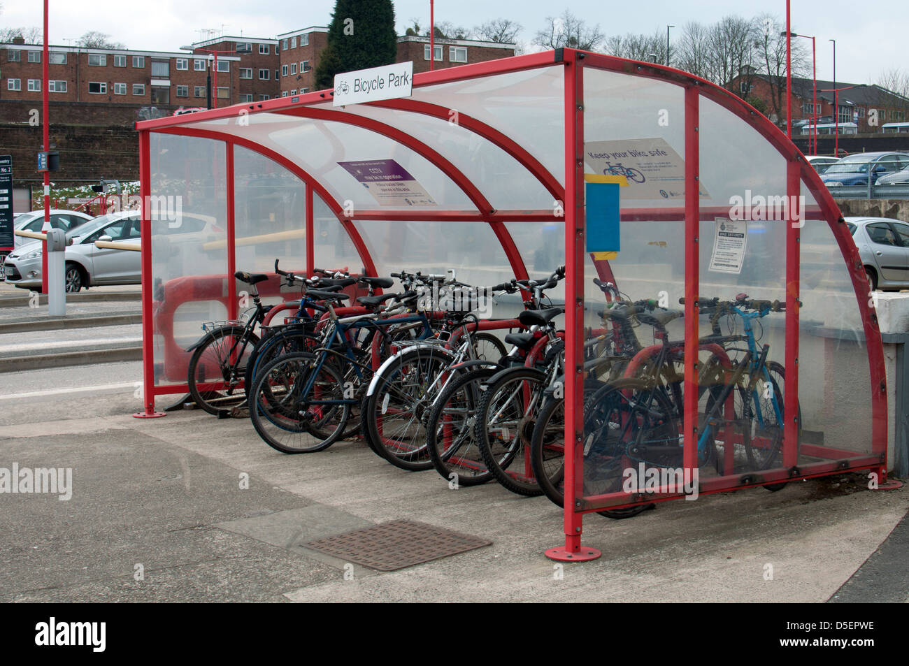 Parcheggio biciclette alla stazione di Coventry, Regno Unito Foto Stock