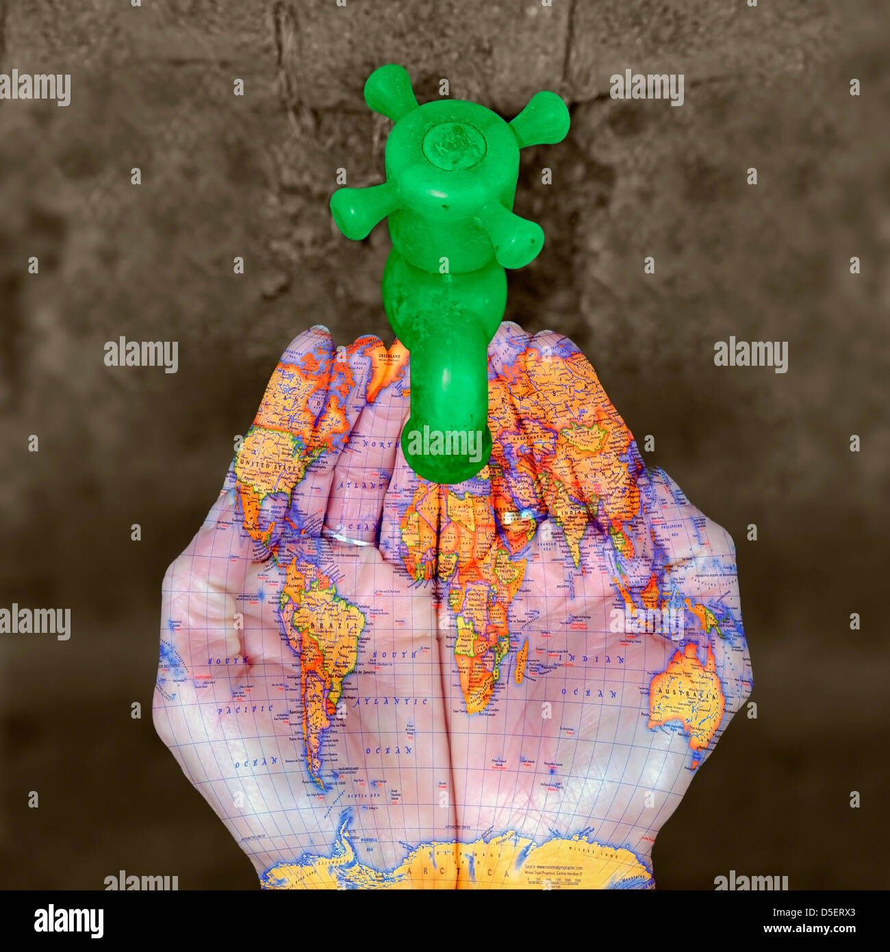 Acqua in plastica tocca con palme umana stampata con il mondo di mappa concettuale Foto Stock