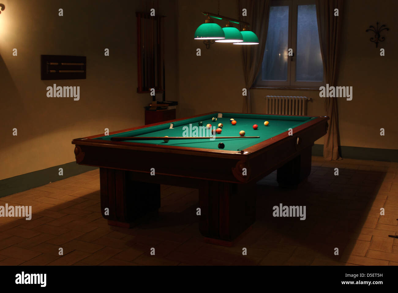 Biliardo - tavolo da biliardo con le palle, ombra e luce Foto Stock
