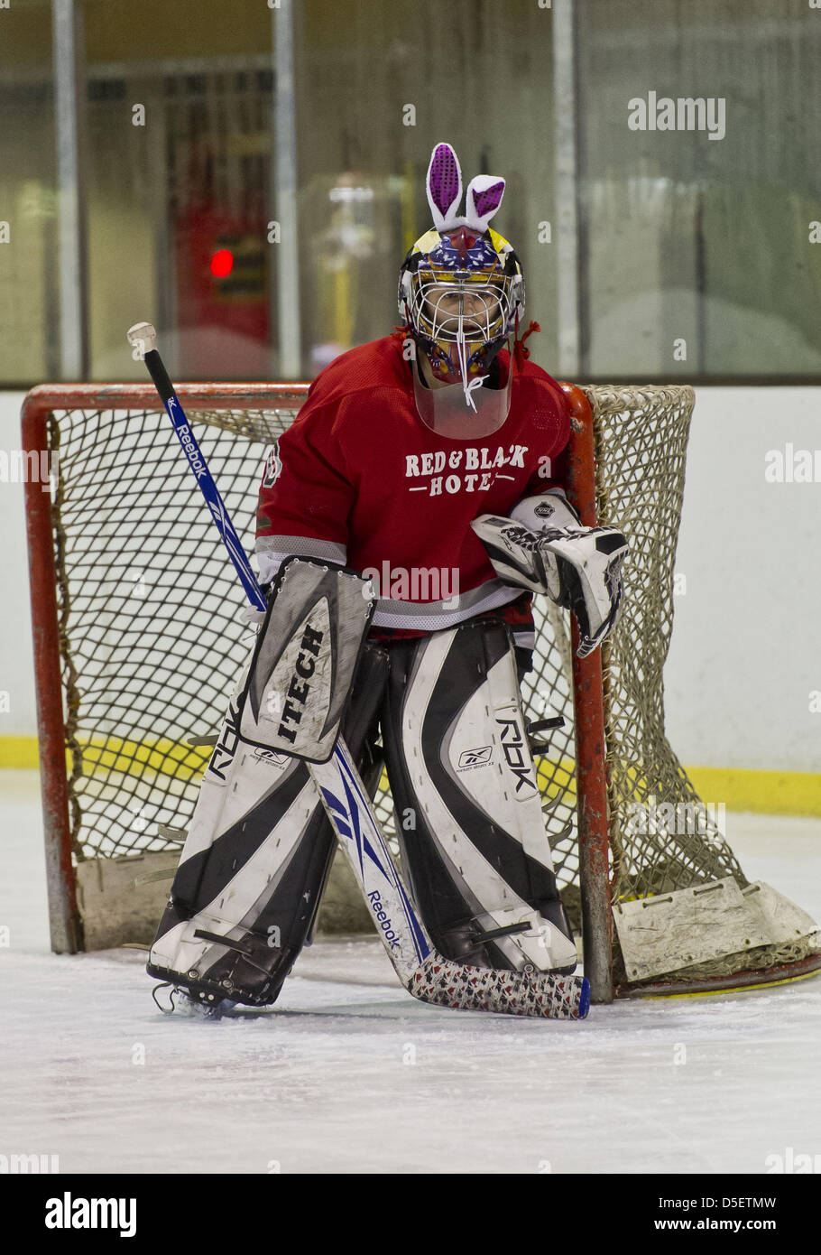 Marzo 31, 2013 - Christchurch, Nuova Zelanda - un goalie su un locale Christchurch ice hockey team accessori il team uniforme per un gioco giocato la Domenica di Pasqua. (Credito Immagine: © PJ Heller/ZUMAPRESS.com) Foto Stock