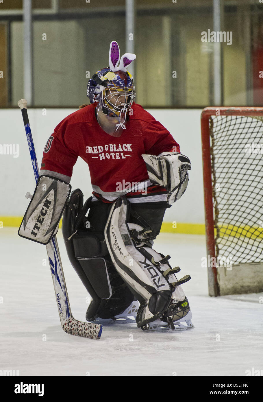 Marzo 31, 2013 - Christchurch, Nuova Zelanda - un goalie su un locale Christchurch ice hockey team accessori il team uniforme per un gioco giocato la Domenica di Pasqua. (Credito Immagine: © PJ Heller/ZUMAPRESS.com) Foto Stock