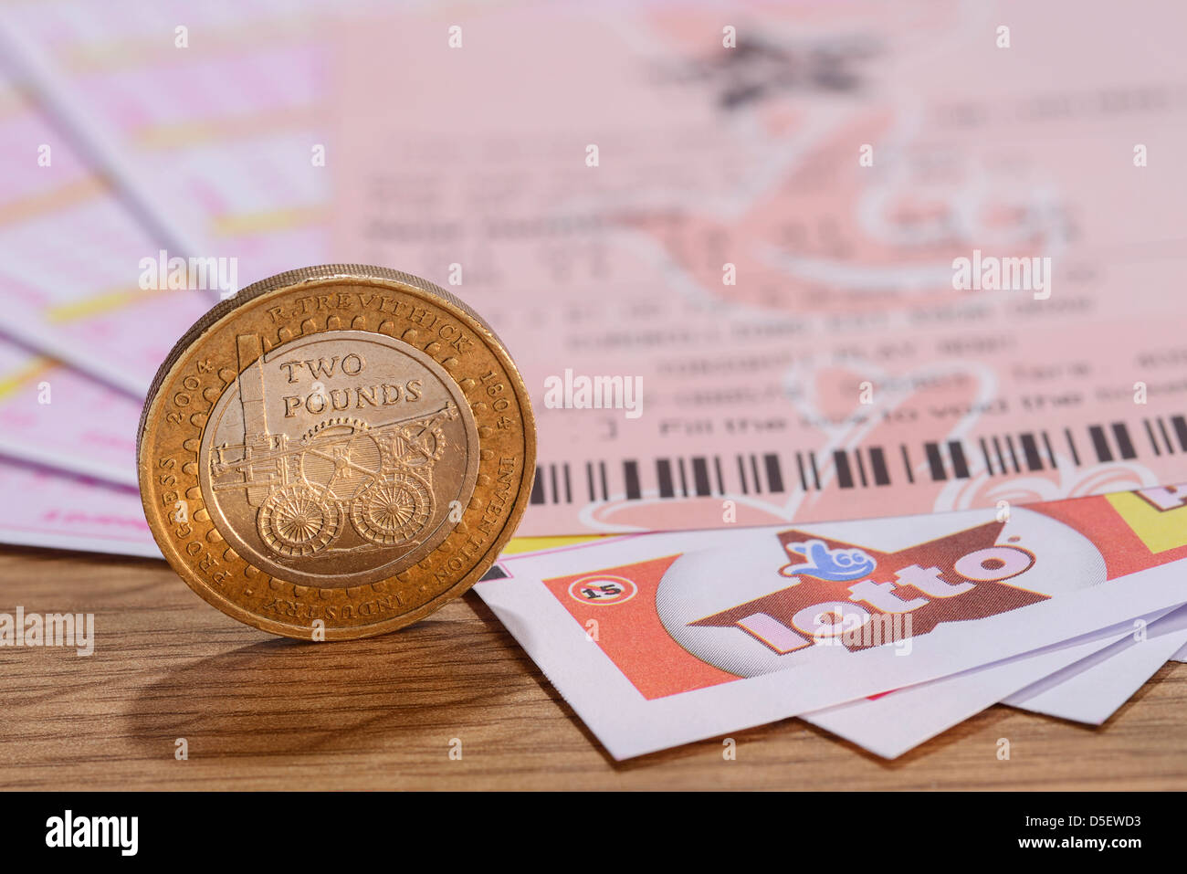 Nel Regno Unito i biglietti del lotto con un due pound coin Foto Stock