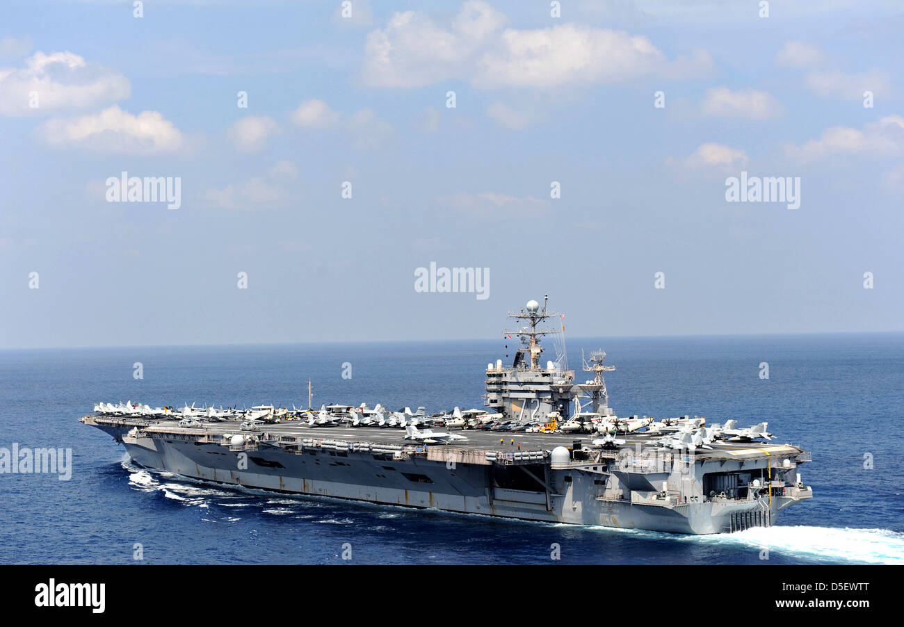 US Navy Nimitz-class portaerei nucleare USS Abraham Lincoln transita l'Oceano Indiano il 18 gennaio 2012. Foto Stock