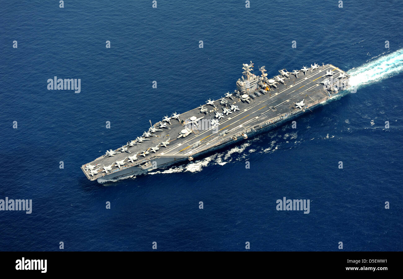 US Navy Nimitz-class portaerei nucleare USS Abraham Lincoln transita l'Oceano Indiano il 18 gennaio 2012. Foto Stock