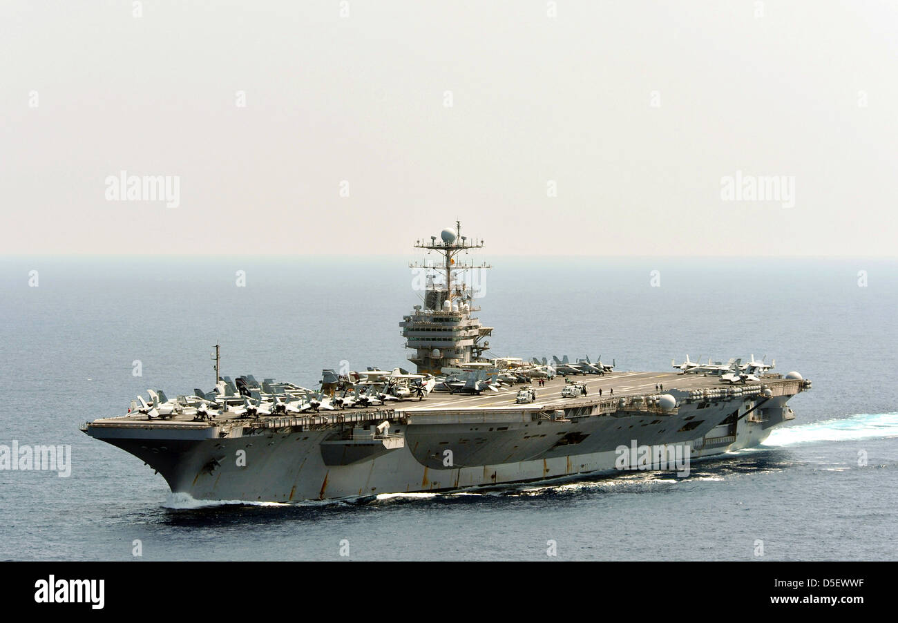 US Navy Nimitz-class portaerei nucleare USS Abraham Lincoln transita l'Oceano Indiano il 18 gennaio 2012. Foto Stock