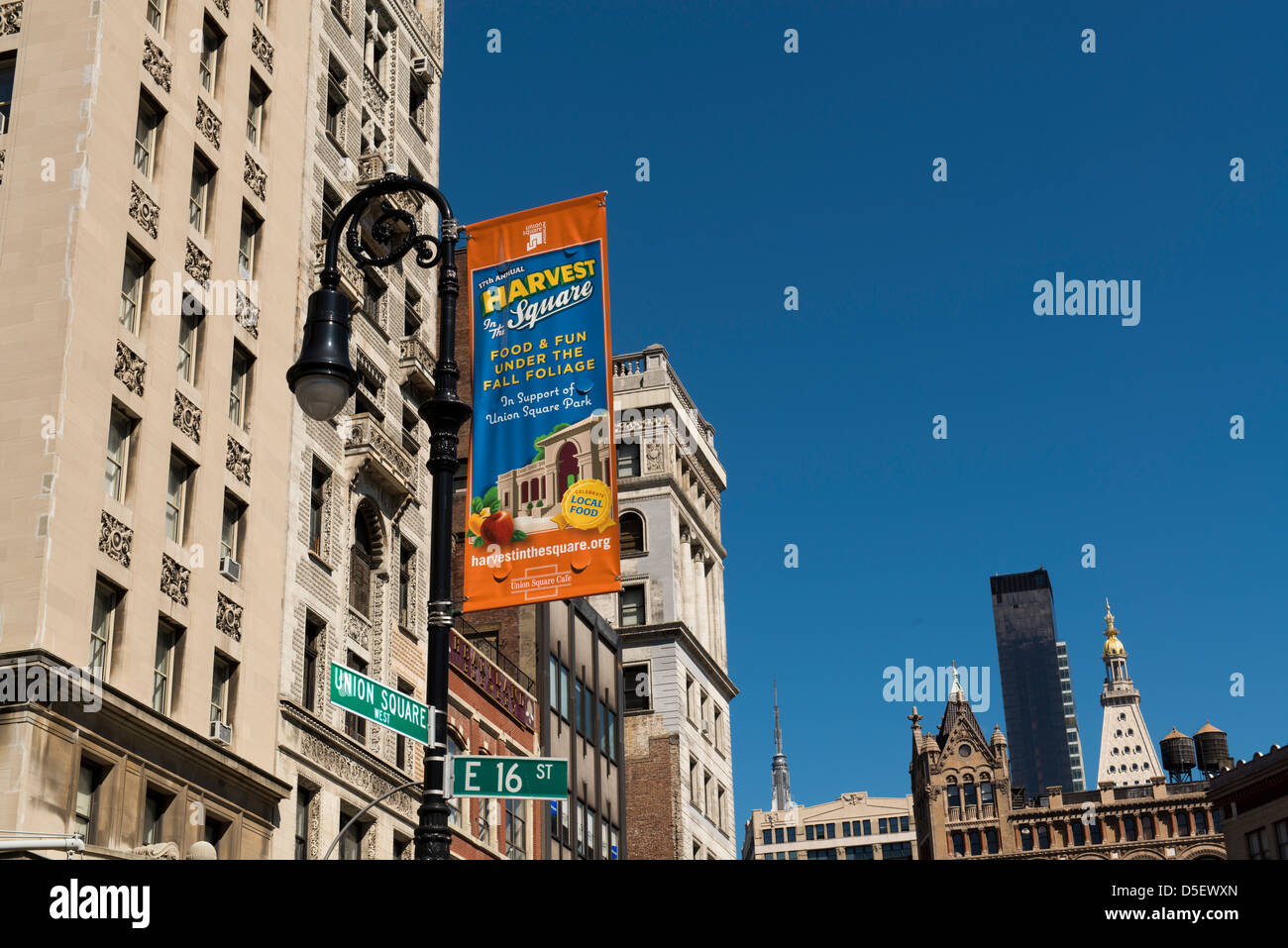 Banner pubblicitari e gli edifici della città in una giornata di sole presso la Union Square mercato. Foto Stock