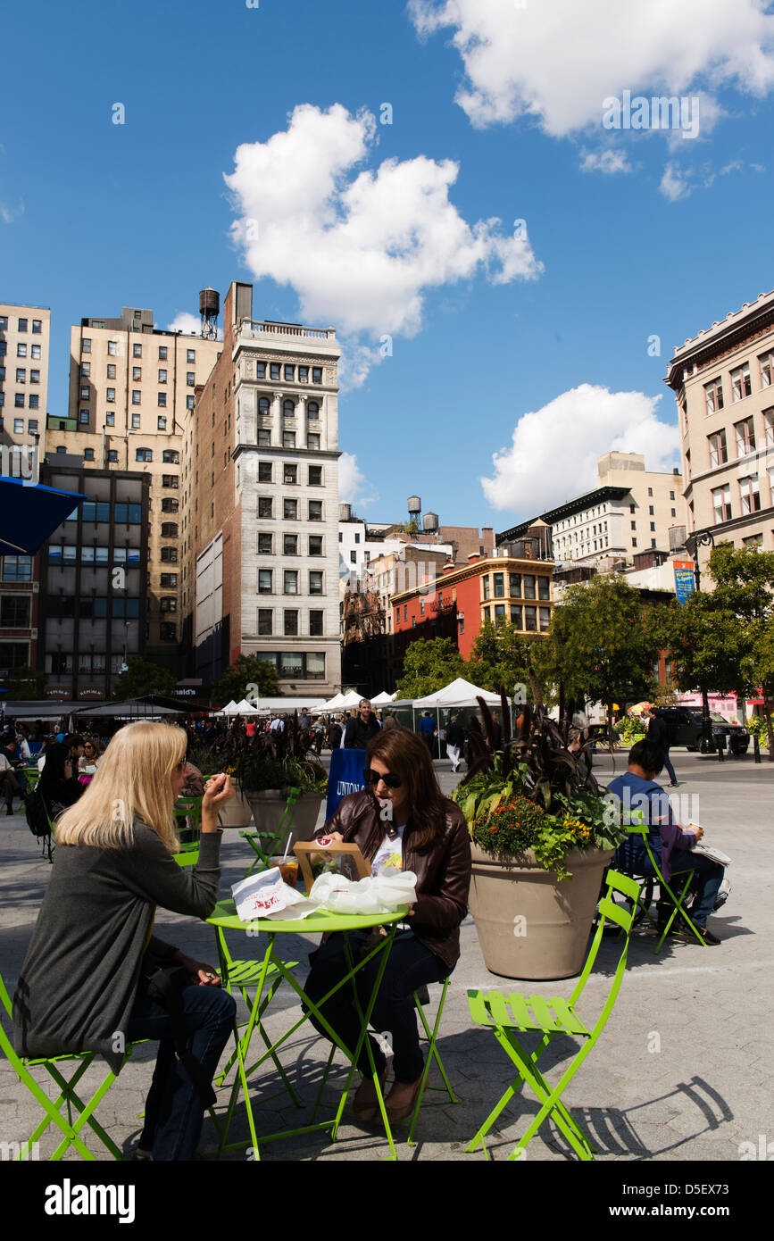 Persone rilassante in Union Square sul giorno di mercato. Foto Stock