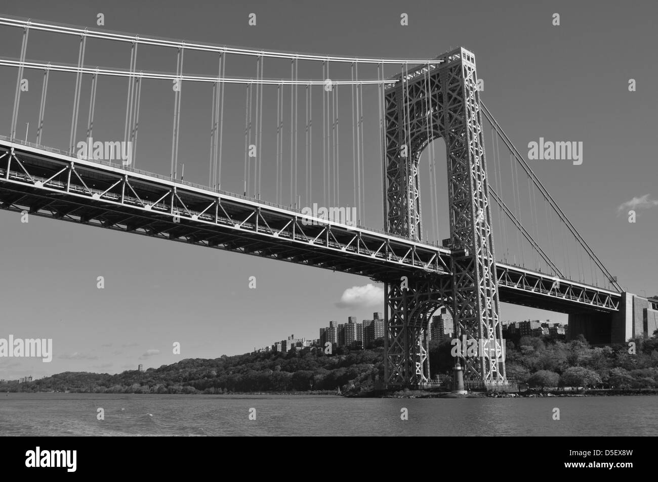 George Washington Bridge e il faro rosso piccolo Foto Stock