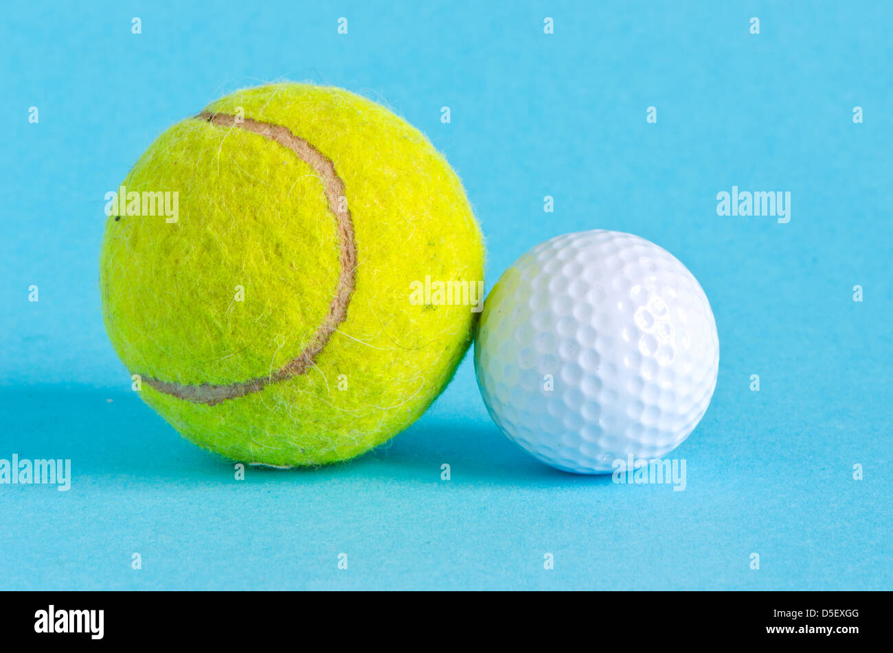 Golf e tennis giochi palle su sfondo azzurro Foto Stock