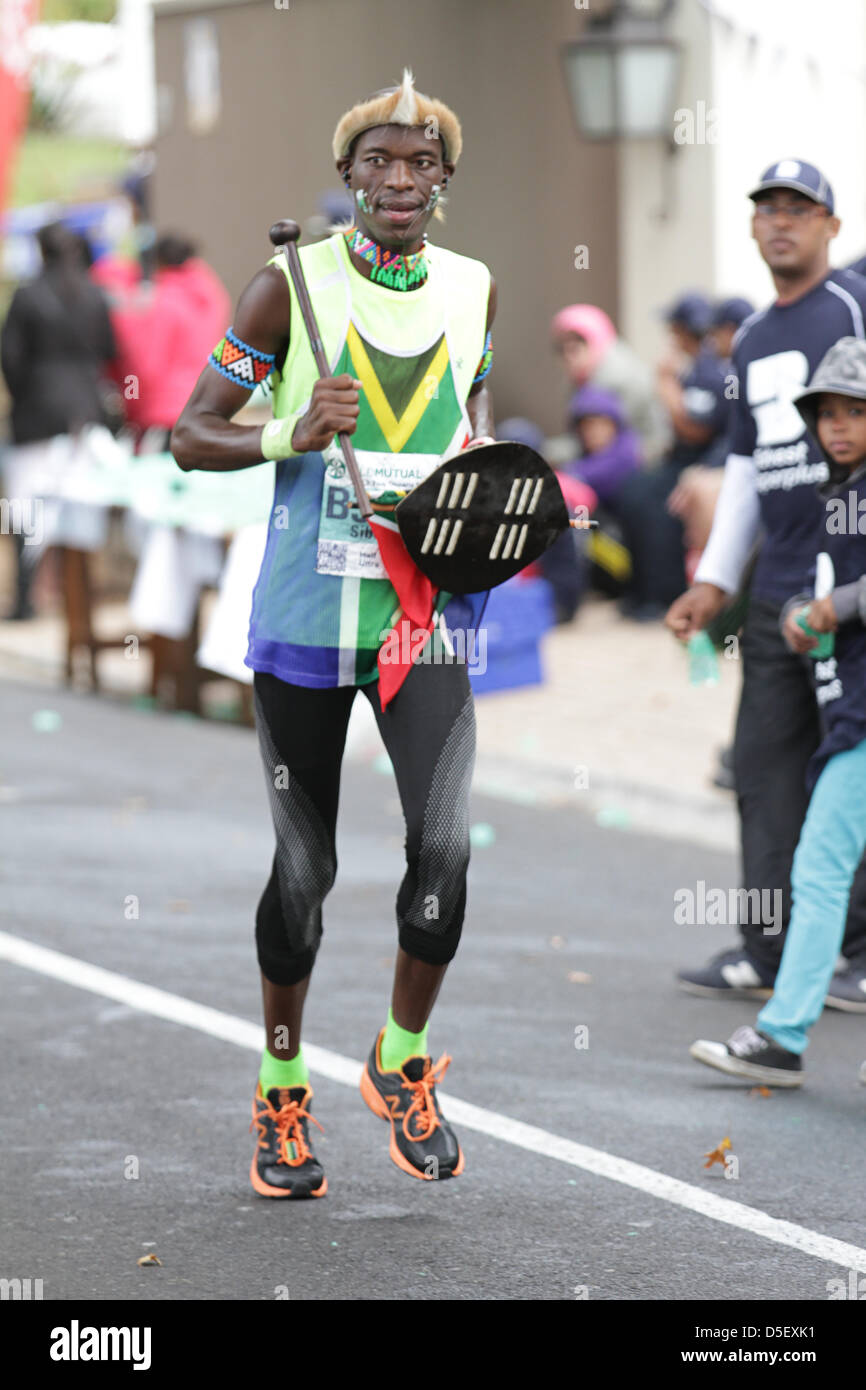 Cape Town, Sud Africa. Il 30 marzo, 2013. I concorrenti del 44th consecutivi di Old Mutual Two Oceans Marathon a Cape Town. Oltre 10700 corridori hanno preso parte in quello che è stato chiamato 'la più bella del mondo marathon". Foto Stock
