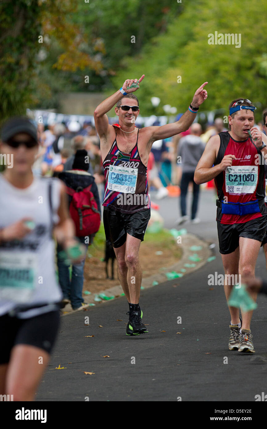 I concorrenti del 44th consecutivi di Old Mutual Two Oceans Marathon Foto Stock