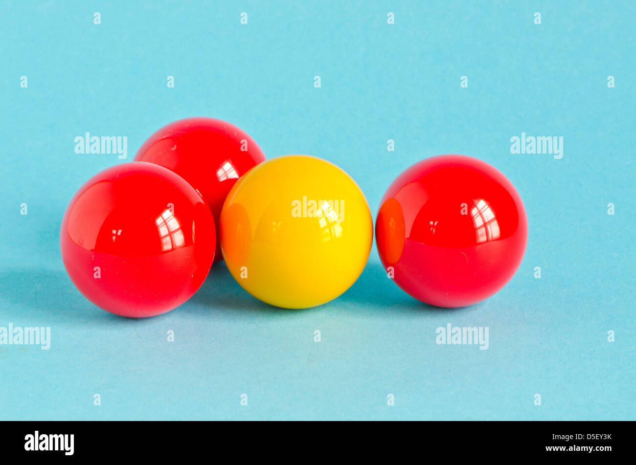 Rosso e Giallo le palle da biliardo su sfondo azzurro Foto Stock