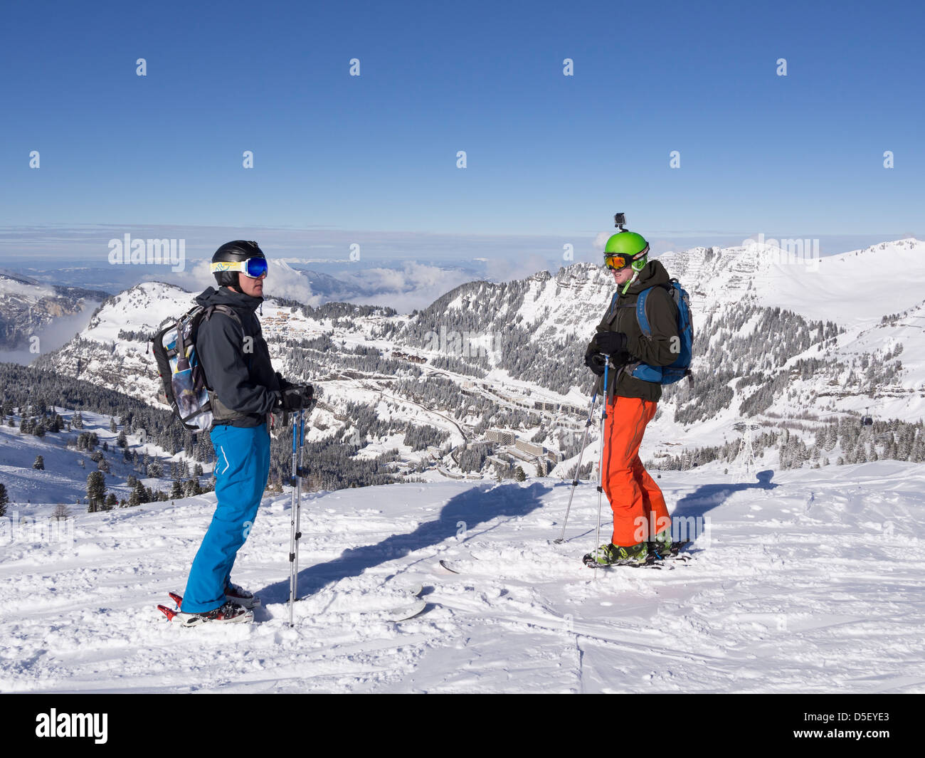 Due gli sciatori sciare sulla neve blu pendenza Damant Traversee Noir in Le Grand Massif ski area nelle Alpi francesi al di sopra di Flaine resort, Rhone-Alpes, Francia, UE Foto Stock