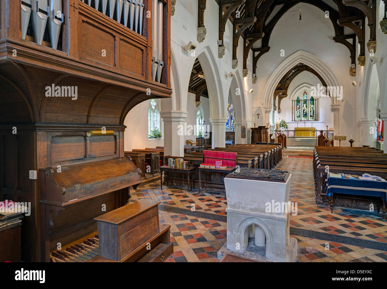 Arkesden chiesa Interno e organo Foto Stock