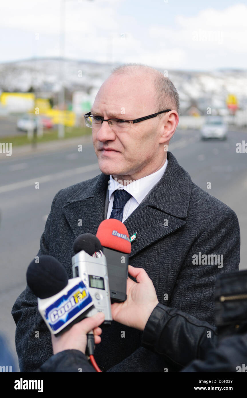 Il 31 marzo 2013, Belfast, Irlanda del Nord. Paul Maskey, MP per la parte occidentale di Belfast condanna la ripresa di 26 anno vecchio Kieran McManus. Foto Stock