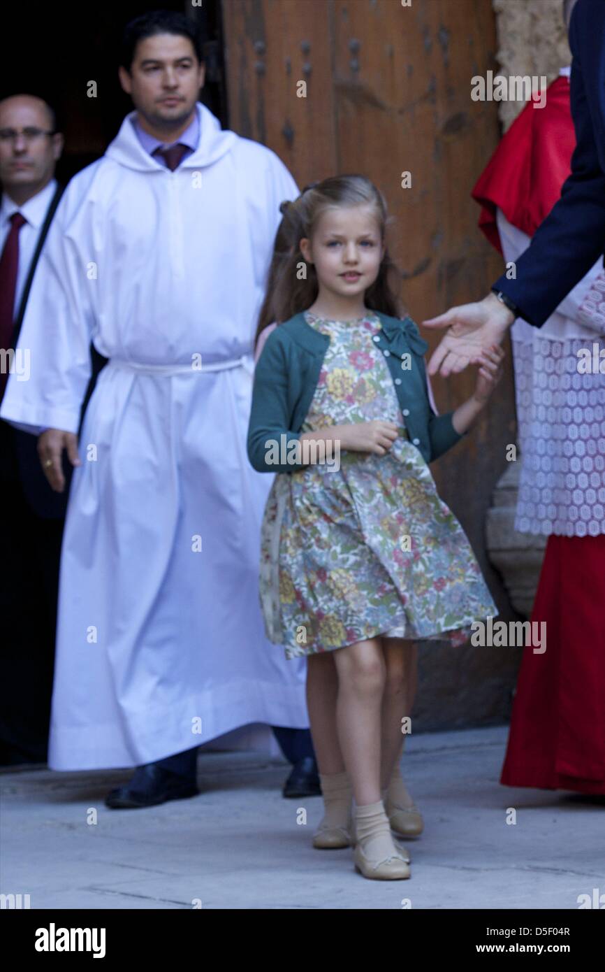 Palma de Mallorca, Baleares, Spagna. Il 31 marzo, 2013. Spanish Royals Regina Sofia, il Principe Felipe di Spagna, principessa Letizia di Spagna, Principessa Leonor, Principessa Sofia e la principessa Elena frequentare la Pasqua la Santa Messa presso la cattedrale di Palma de Mallorca il 31 marzo 2013 in Palma de Mallorca, Spagna. (Immagine di credito: credito: Jack Abuin/ZUMAPRESS.com/Alamy Live News) Foto Stock