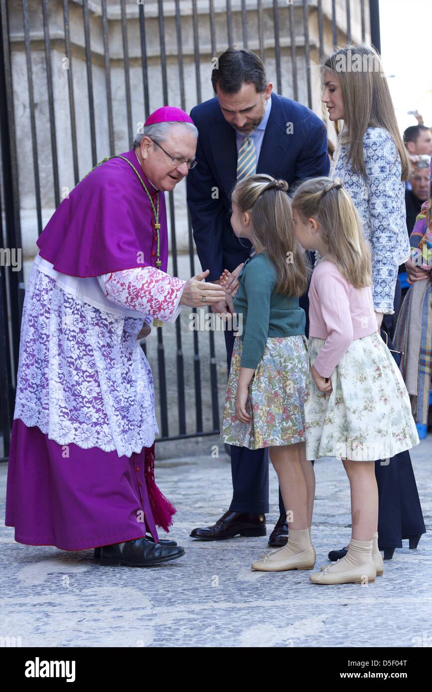Palma de Mallorca, Baleares, Spagna. Il 31 marzo, 2013. Spanish Royals Regina Sofia, il Principe Felipe di Spagna, principessa Letizia di Spagna, Principessa Leonor, Principessa Sofia e la principessa Elena frequentare la Pasqua la Santa Messa presso la cattedrale di Palma de Mallorca il 31 marzo 2013 in Palma de Mallorca, Spagna. (Immagine di credito: credito: Jack Abuin/ZUMAPRESS.com/Alamy Live News) Foto Stock