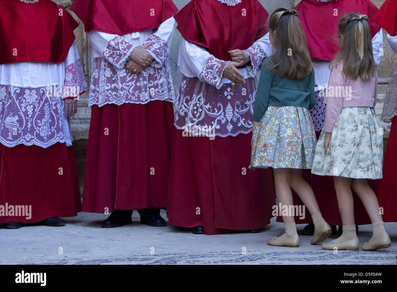 Palma de Mallorca, Baleares, Spagna. Il 31 marzo, 2013. Spanish Royals Regina Sofia, il Principe Felipe di Spagna, principessa Letizia di Spagna, Principessa Leonor, Principessa Sofia e la principessa Elena frequentare la Pasqua la Santa Messa presso la cattedrale di Palma de Mallorca il 31 marzo 2013 in Palma de Mallorca, Spagna. (Immagine di credito: credito: Jack Abuin/ZUMAPRESS.com/Alamy Live News) Foto Stock