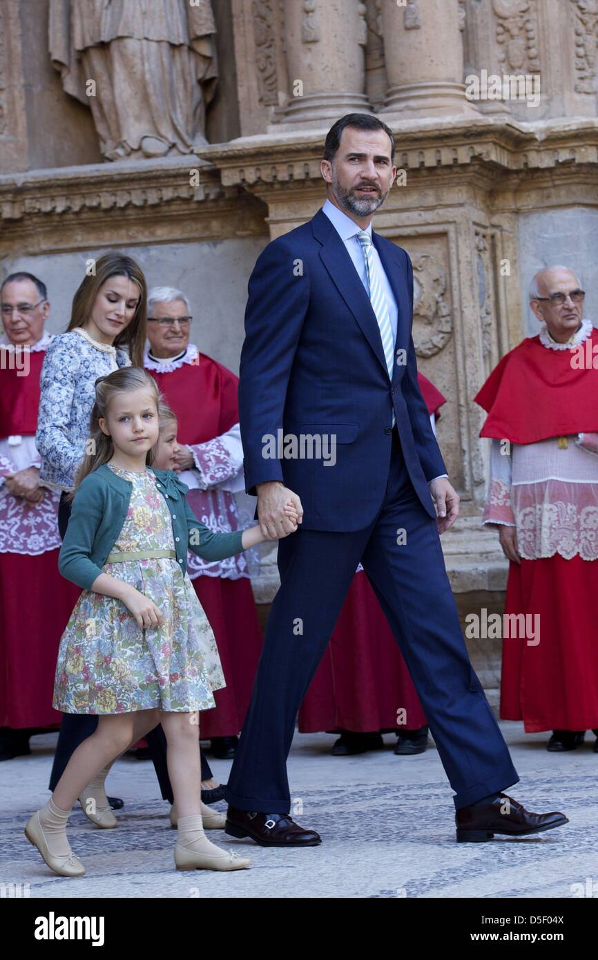 Palma de Mallorca, Baleares, Spagna. Il 31 marzo, 2013. Spanish Royals Regina Sofia, il Principe Felipe di Spagna, principessa Letizia di Spagna, Principessa Leonor, Principessa Sofia e la principessa Elena frequentare la Pasqua la Santa Messa presso la cattedrale di Palma de Mallorca il 31 marzo 2013 in Palma de Mallorca, Spagna. (Immagine di credito: credito: Jack Abuin/ZUMAPRESS.com/Alamy Live News) Foto Stock