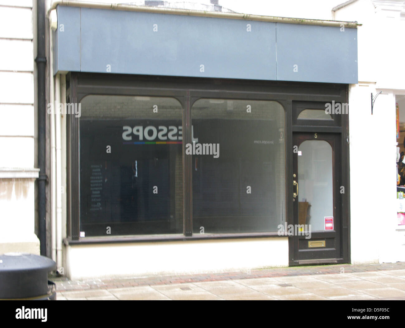 Vuoto non occupato retail store in high street Worthing West Sussex Regno Unito una riflessione di Jessops nella finestra Foto Stock