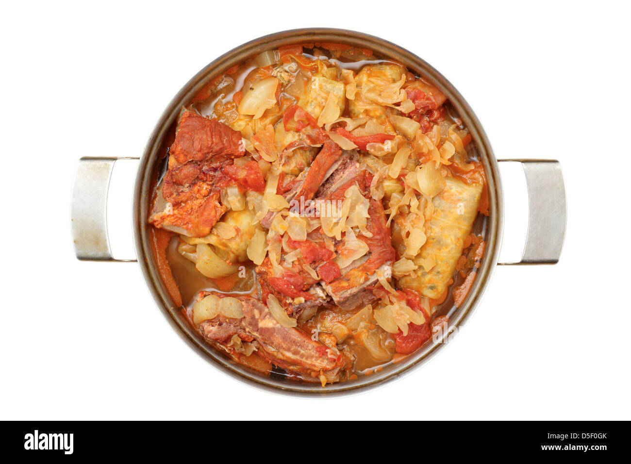 Caldo cavolo farcito con carne di maiale in una pentola di metallo - tradizione per Pasqua gastronomica Foto Stock