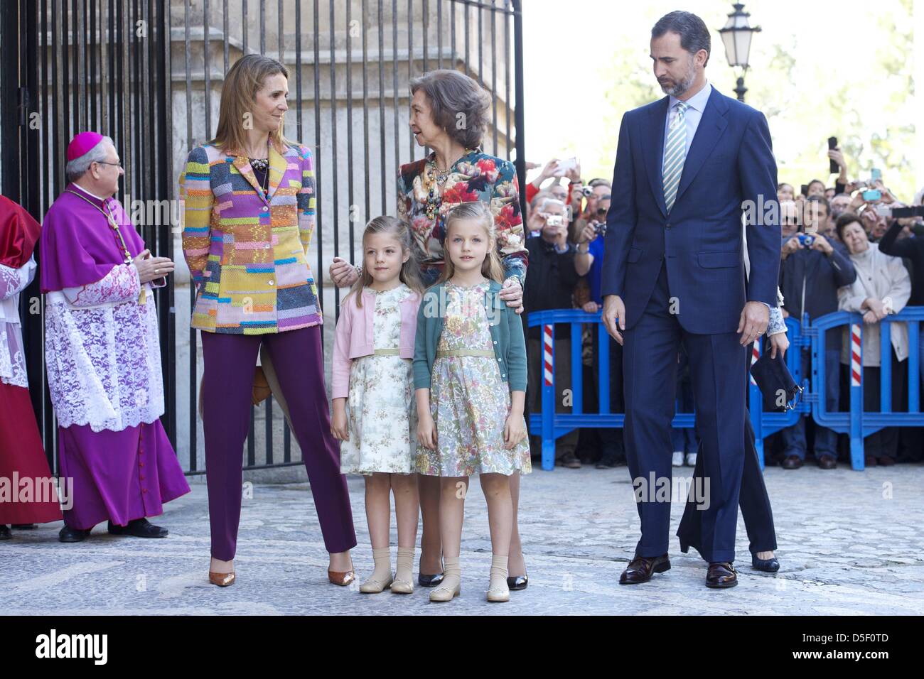 Palma de Mallorca, Baleares, Spagna. Il 31 marzo, 2013. Spanish Royals Regina Sofia, il Principe Felipe di Spagna, principessa Letizia di Spagna, Principessa Leonor, Principessa Sofia e la principessa Elena frequentare la Pasqua la Santa Messa presso la cattedrale di Palma de Mallorca il 31 marzo 2013 in Palma de Mallorca, Spagna. (Immagine di credito: credito: Jack Abuin/ZUMAPRESS.com/Alamy Live News) Foto Stock
