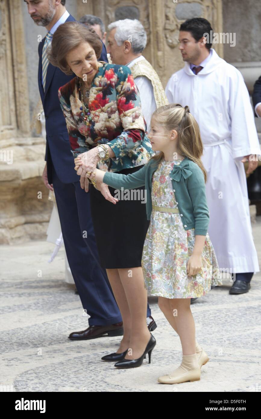 Palma de Mallorca, Baleares, Spagna. Il 31 marzo, 2013. Spanish Royals Regina Sofia, il Principe Felipe di Spagna, principessa Letizia di Spagna, Principessa Leonor, Principessa Sofia e la principessa Elena frequentare la Pasqua la Santa Messa presso la cattedrale di Palma de Mallorca il 31 marzo 2013 in Palma de Mallorca, Spagna. (Immagine di credito: credito: Jack Abuin/ZUMAPRESS.com/Alamy Live News) Foto Stock