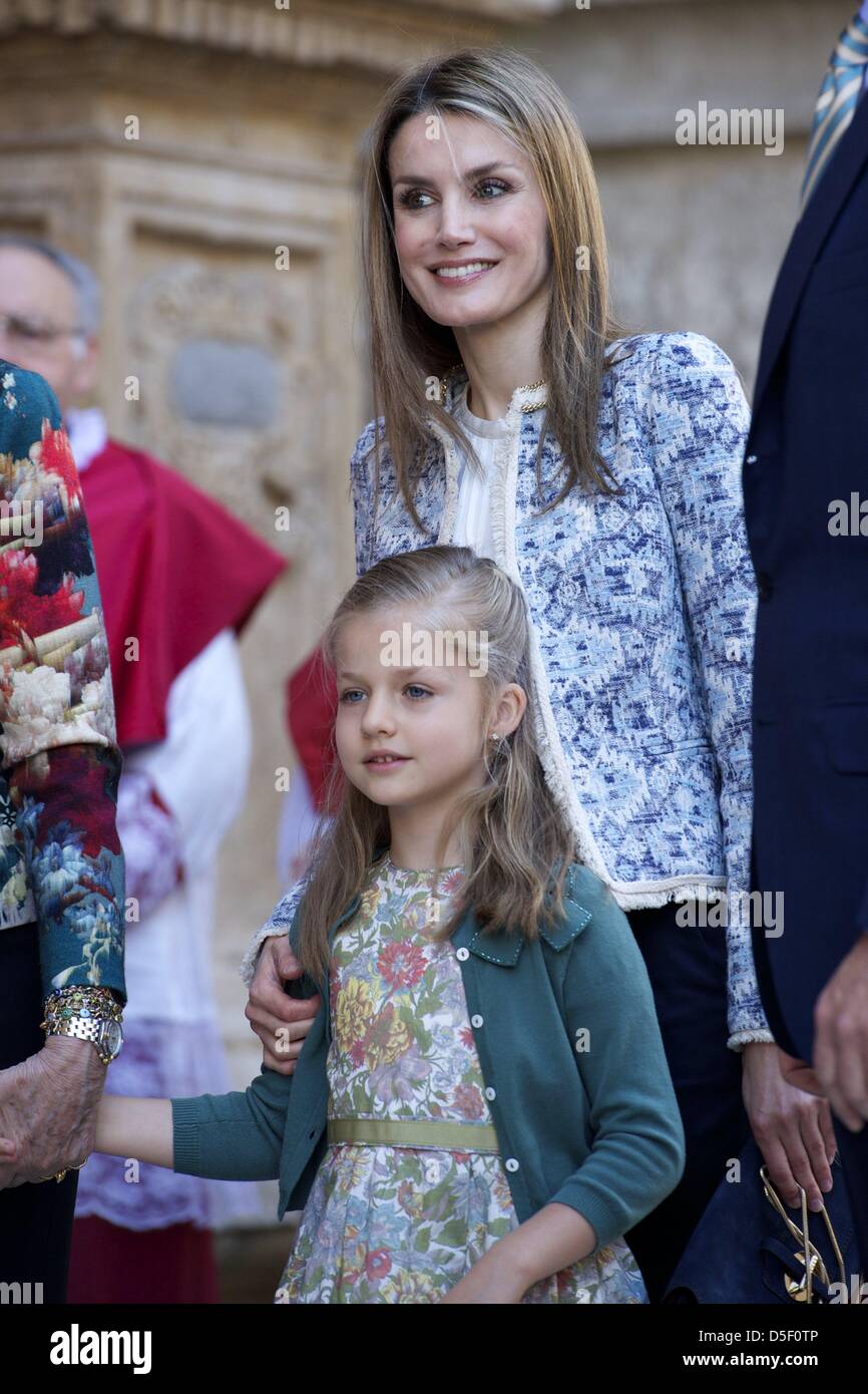 Palma de Mallorca, Baleares, Spagna. Il 31 marzo, 2013. Spanish Royals Regina Sofia, il Principe Felipe di Spagna, principessa Letizia di Spagna, Principessa Leonor, Principessa Sofia e la principessa Elena frequentare la Pasqua la Santa Messa presso la cattedrale di Palma de Mallorca il 31 marzo 2013 in Palma de Mallorca, Spagna. (Immagine di credito: credito: Jack Abuin/ZUMAPRESS.com/Alamy Live News) Foto Stock