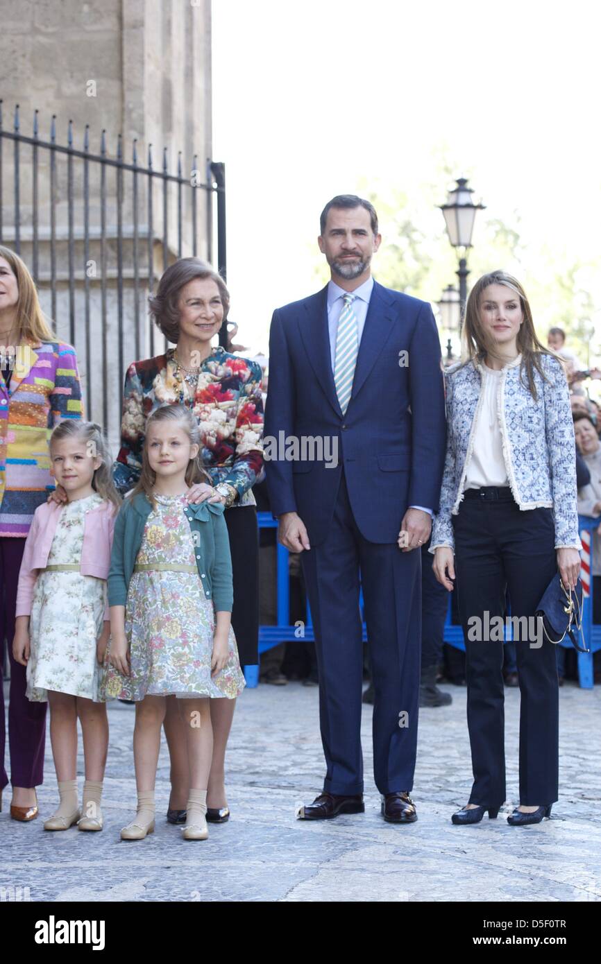 Palma de Mallorca, Baleares, Spagna. Il 31 marzo, 2013. Spanish Royals Regina Sofia, il Principe Felipe di Spagna, principessa Letizia di Spagna, Principessa Leonor, Principessa Sofia e la principessa Elena frequentare la Pasqua la Santa Messa presso la cattedrale di Palma de Mallorca il 31 marzo 2013 in Palma de Mallorca, Spagna. (Immagine di credito: credito: Jack Abuin/ZUMAPRESS.com/Alamy Live News) Foto Stock